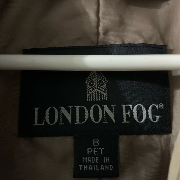 NWT!  LONDON FOG VINTAGE TAN TRENCH COAT. Size 8 Petite. No hood. - Picture 2 of 3